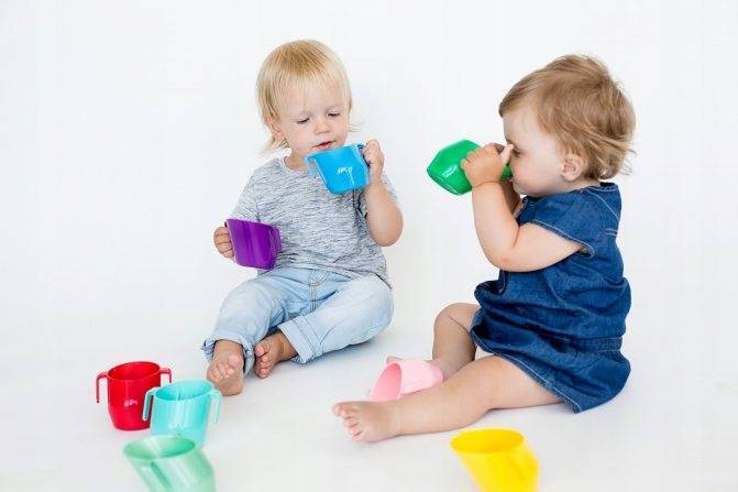 Как научить ребенка пить из чашки: простые способы для родителей