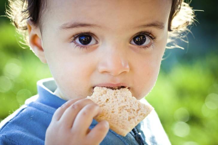 С какого возраста можно давать хлеб ребенку?
