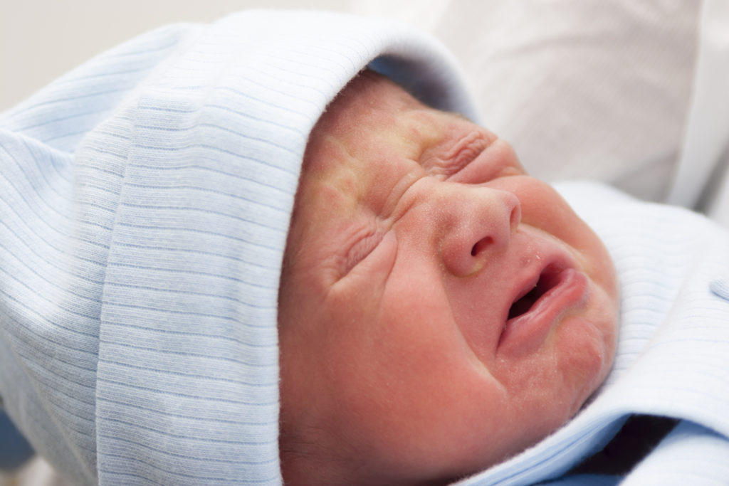 Почему капризничает новорожденный ребенок и что делать