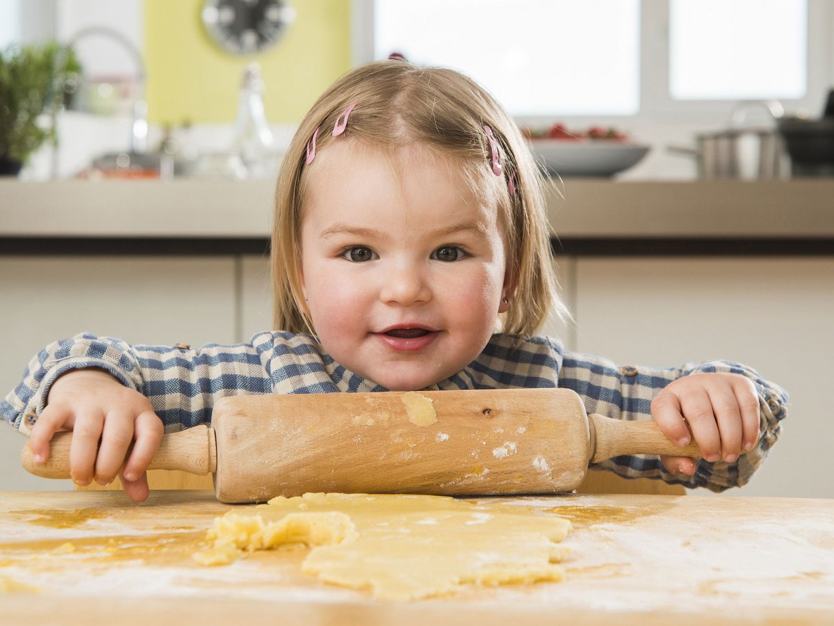Безопасность детей на кухне: чем занять ребенка пока мама готовит - иркутская городская детская поликлиника №5