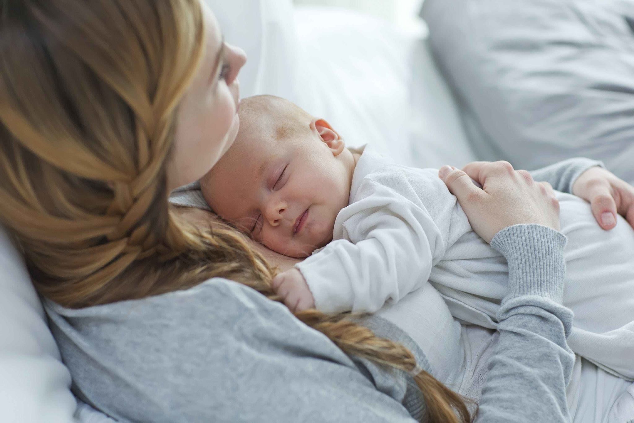 Как отучить новорожденного грудничка спать только на руках у родителей? переходим от бесконечного укачивания к самостоятельному засыпанию в кроватке