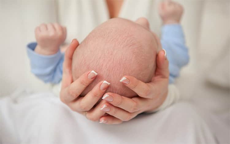 Маленький родничок у новорожденного: что значит, какие могут быть последствия