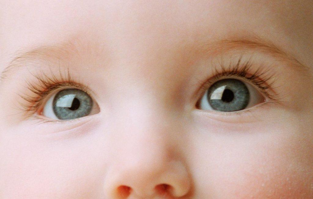 Когда у новорожденных меняется цвет глаз: с каким цветом глаз рождаются дети и во сколько он формируется / mama66.ru