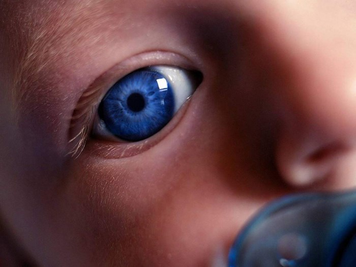 Глаза новорожденного меняют цвет: сроки и причины изменений