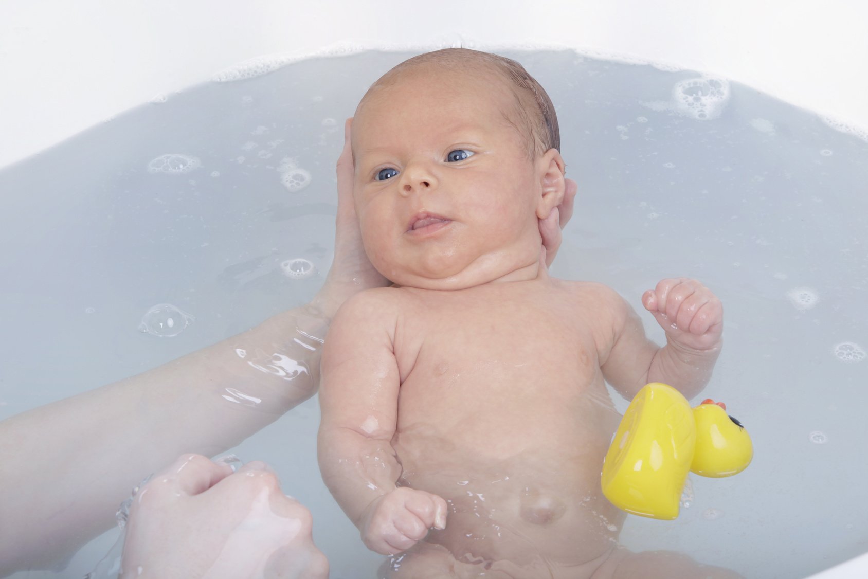 Правила купания младенца в марганцовке: когда и как следует делать