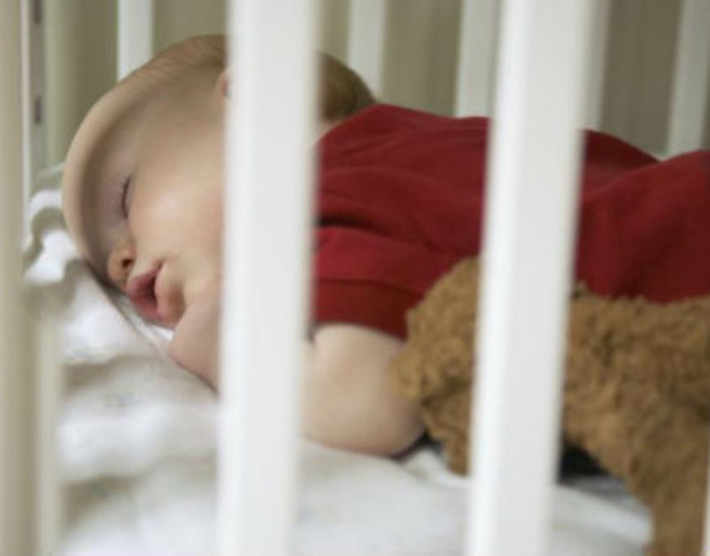 Как приучить ребенка спать в своей кроватке: полезные советы