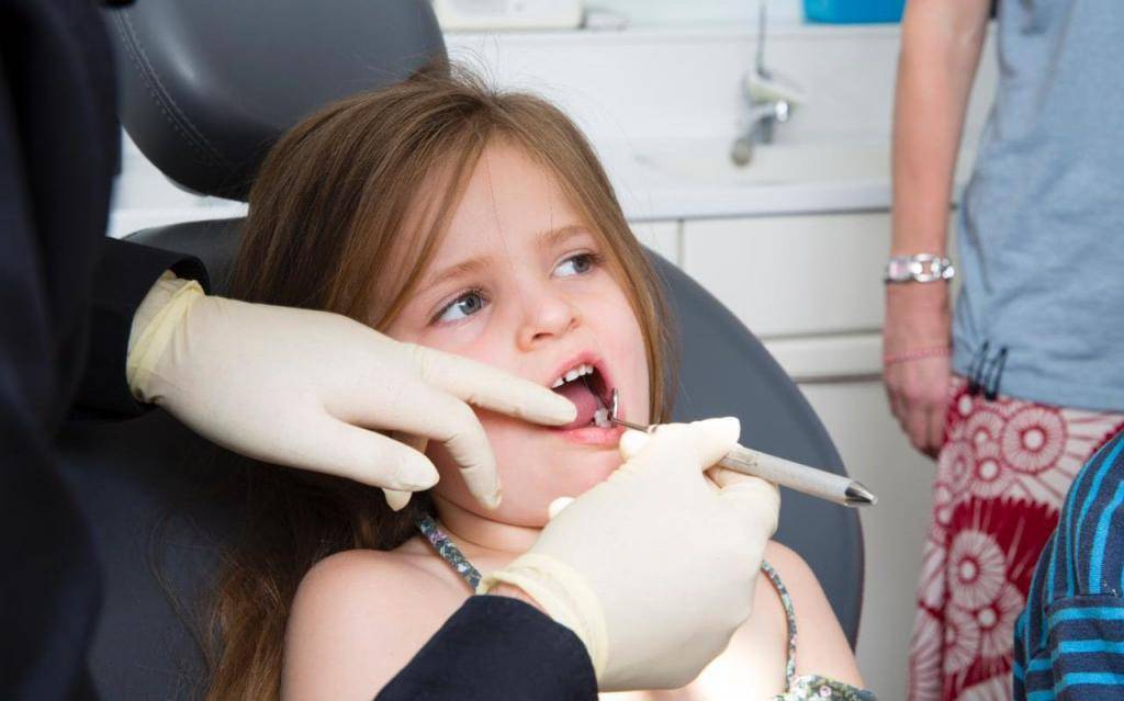 Удаление молочных зубов у ребенка у стоматолога и в домашних условиях: советы, способы и видео инструкции