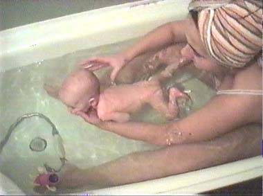 Как купать грудничка в большой ванне: можно ли без круга, как правильно с горкой