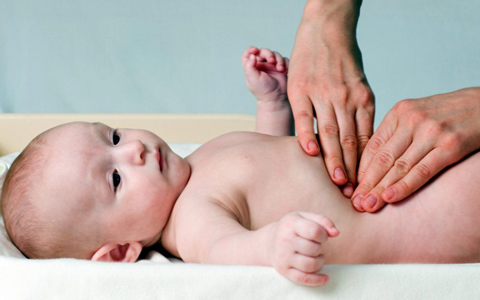 Как правильно делать массаж животика при запоре у новорожденного и грудничка