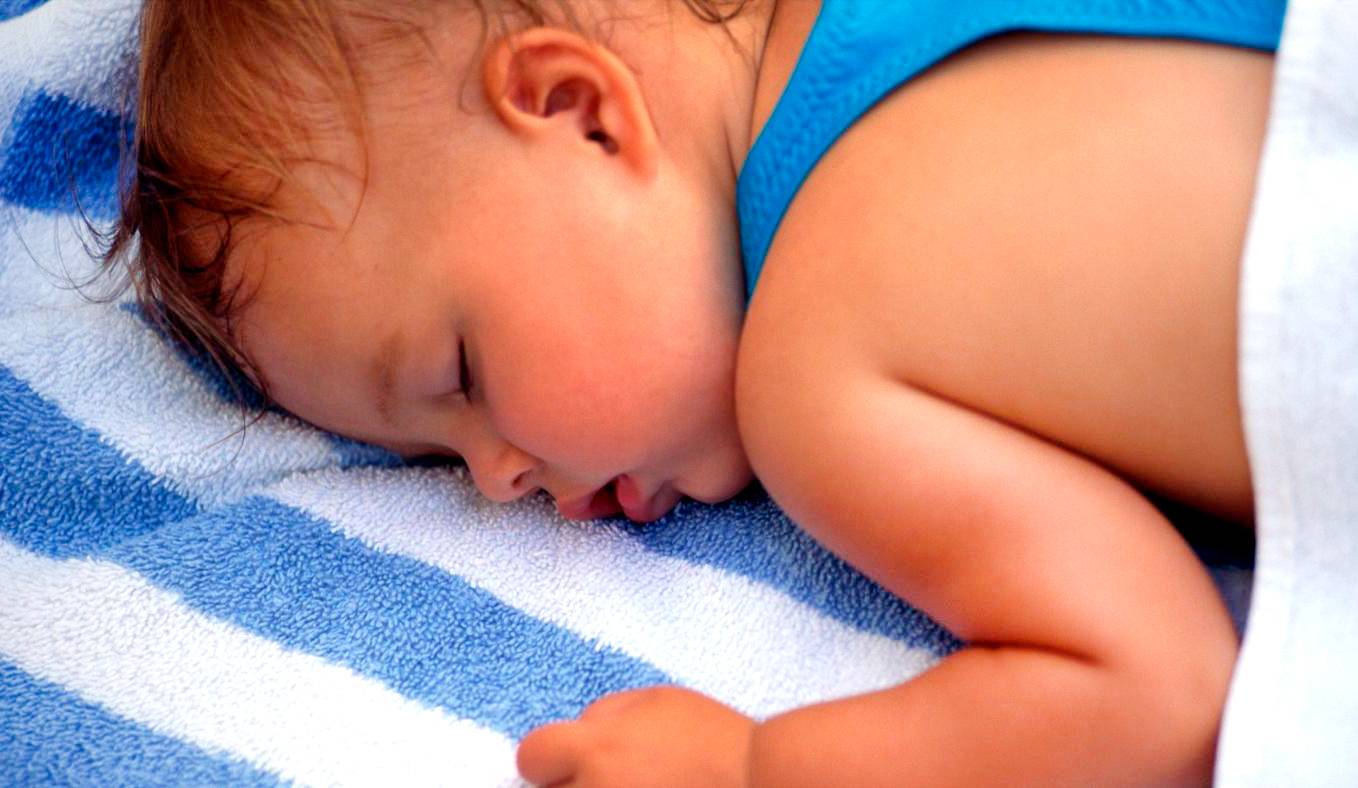 Почему новорожденный ребенок вздрагивает во сне
