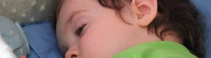 Новорожденный закатывает глаза, в том числе когда засыпает: причины и рекомендации
