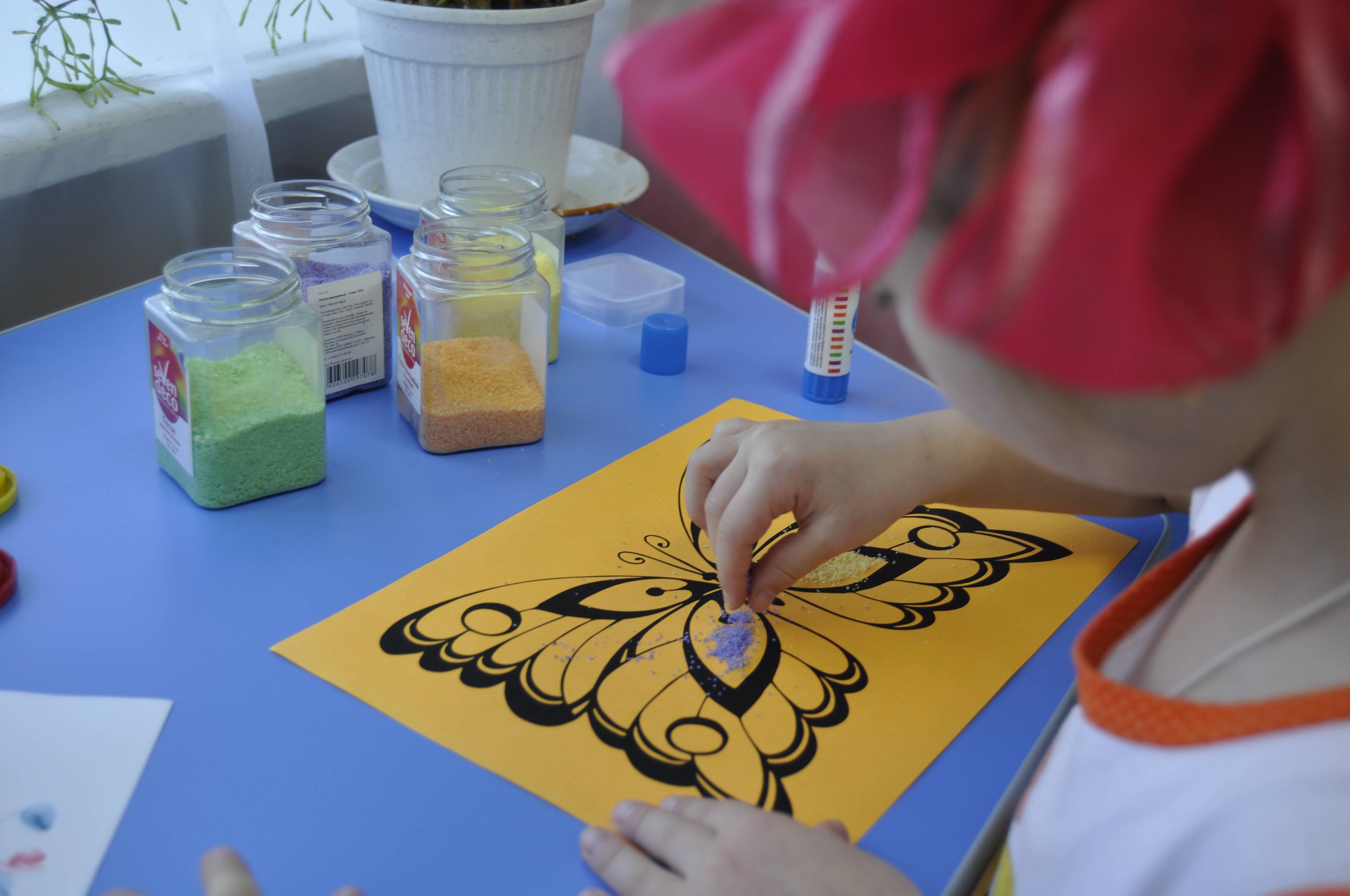 Рисование цветным песком для детей: польза, правила и способы составления рисунка