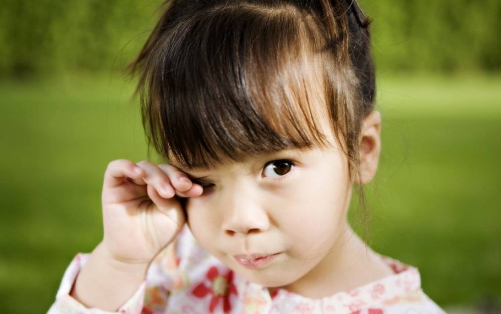 Ребенок часто моргает глазами - причины, лечение