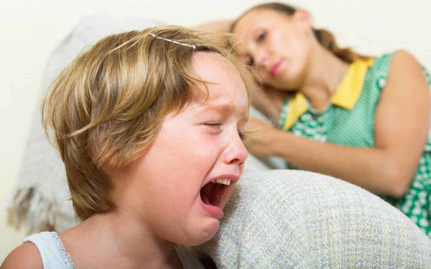 Как успокоить ребенка во время истерики когда он плачет методы борьбы с ними комаровский рассказывает как воспитывать непослушных детей