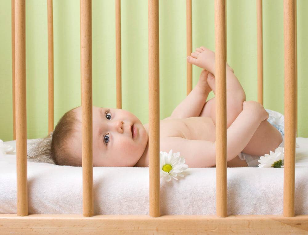 Как приучить маленького ребенка спать в своей кроватке