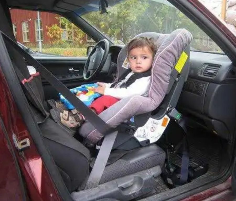 Можно ли ребенка возить на переднем сиденье