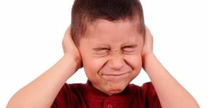 Почему ребенок боится громких звуков