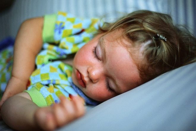Как предупредить чрезмерную потливость головы у малыша по ночам