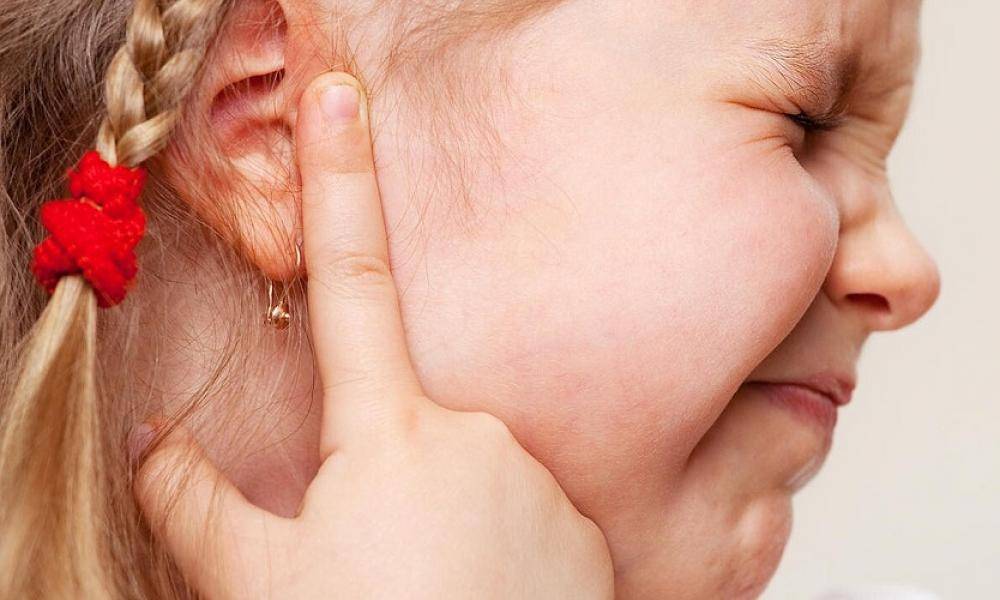 У ребенка болит ухо: что сделать в домашних условиях без лекарств. обезболивающее, если у ребенка болит ухо | жл