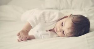 Ребенок вздрагивает во сне