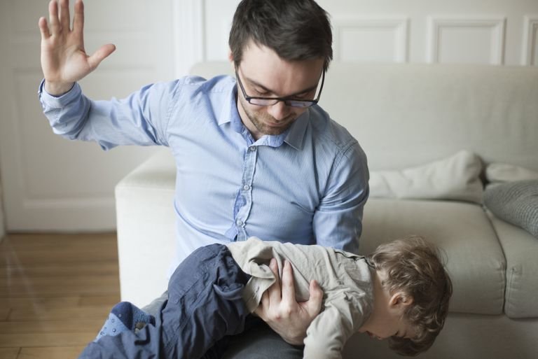 7 вещей, которые не должен себе позволять при ребенке ни один папа