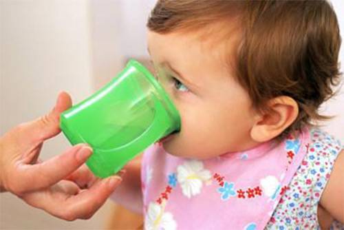 Как приучить ребенка пить из кружки?