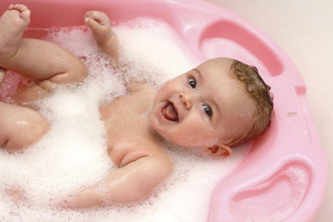 Ромашка для купания новорожденных или грудничков: как заварить, сколько добавлять, как правильно купать ребенка в подобном растворе и другие вопросы