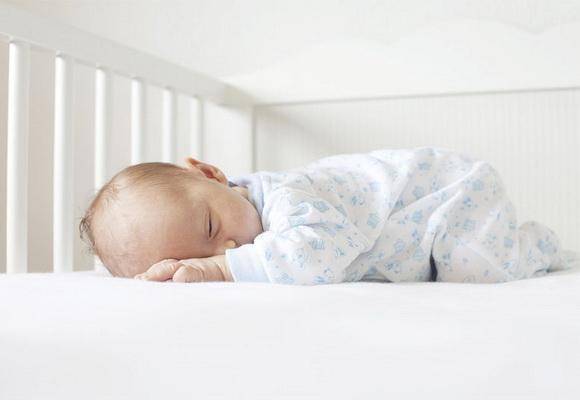 Можно ли новорожденному спать на животе: советы и рекомендации
