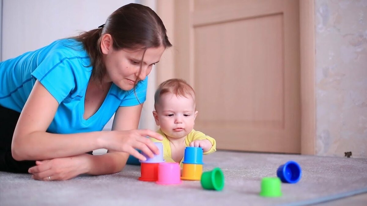 Как развивать ребенка в 5-6 месяцев и чем его занять: развивающие игры с мамой и полезные игрушки