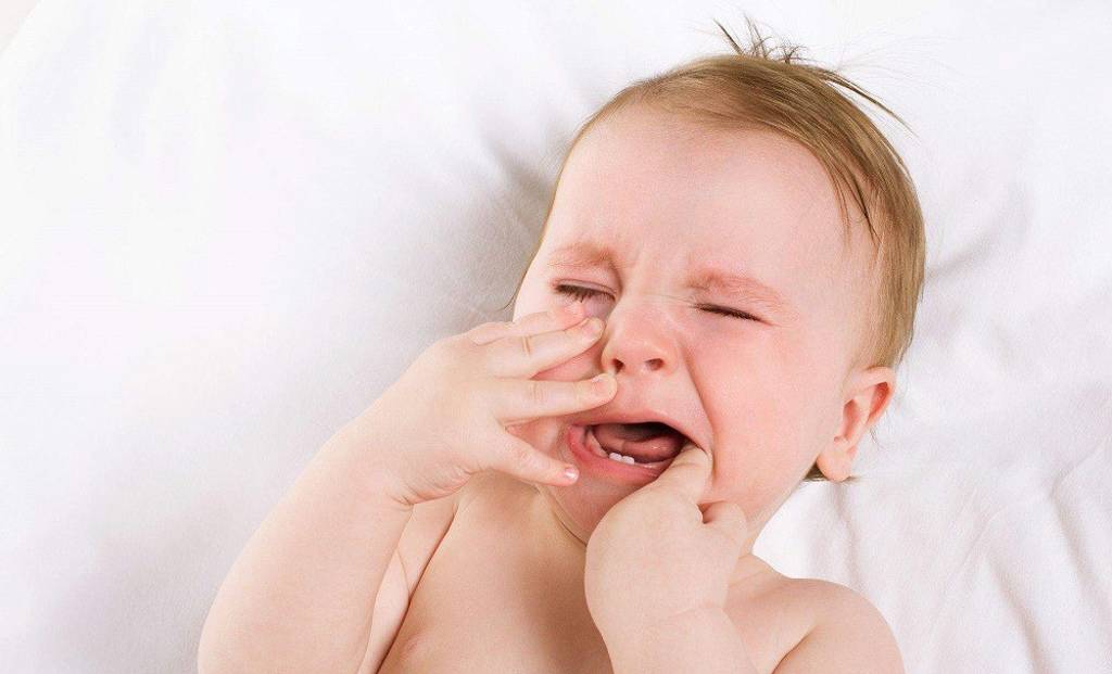 Слюни в 2 месяца у ребенка сильно текут: причины повышенного слюноотделения