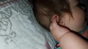 Почему у ребенка чешется ухо – 9 самых распространенных причин