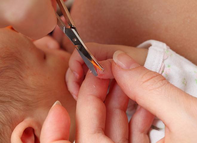 Как правильно и когда можно стричь ногти новорожденному ребенку