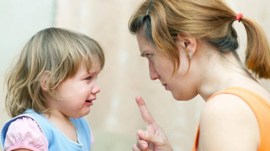 Почему ребенок плохо ведет себя с мамой, а с другими хорошо?