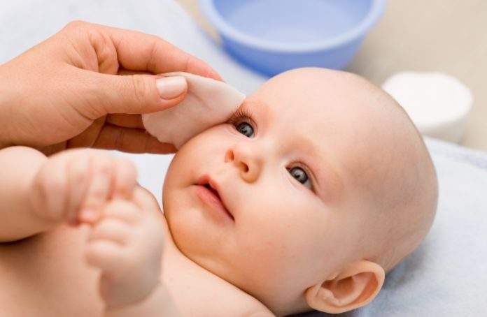 Почему ребенок чешет уши - причины и методы лечения