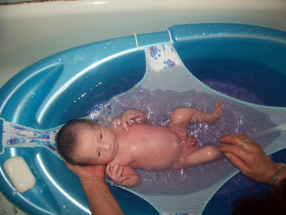 В какой воде купать новорожденного ребенка и нужно ли ее кипятить