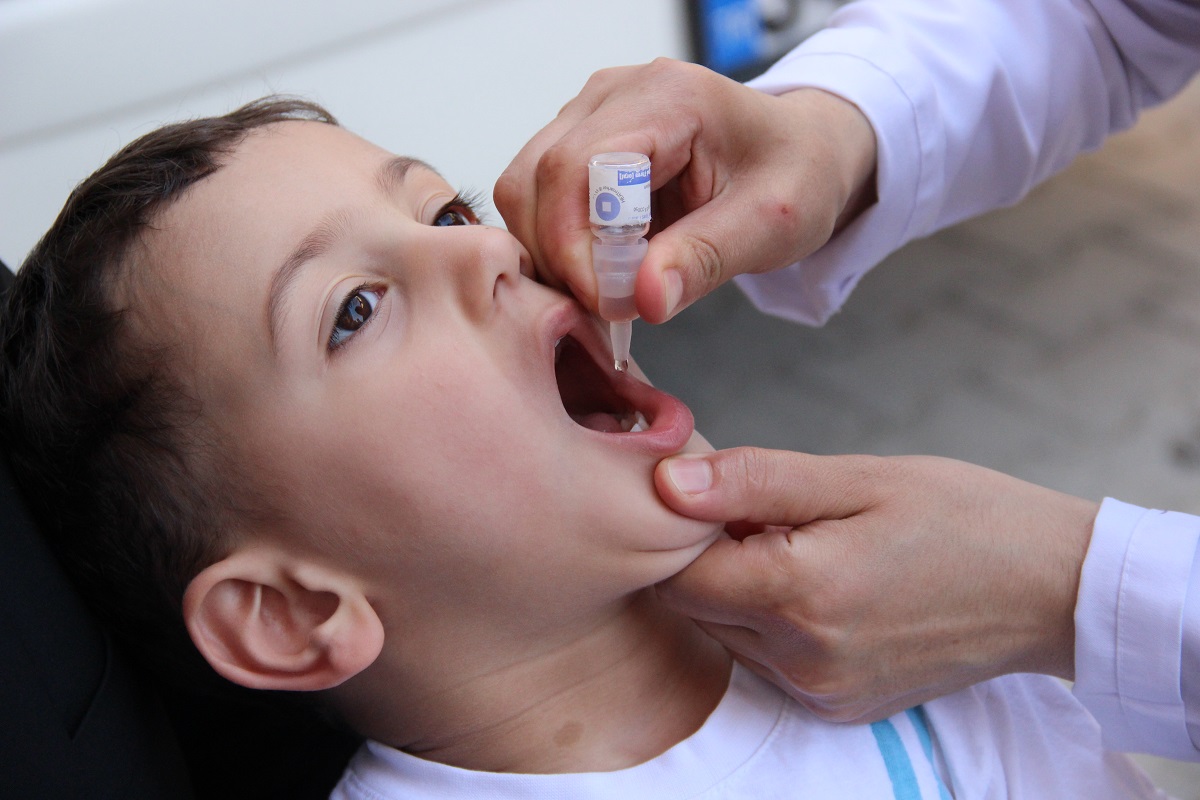 Живая вакцина от полиомиелита и непривитый ребенок - можно ли заразиться в этом случае?