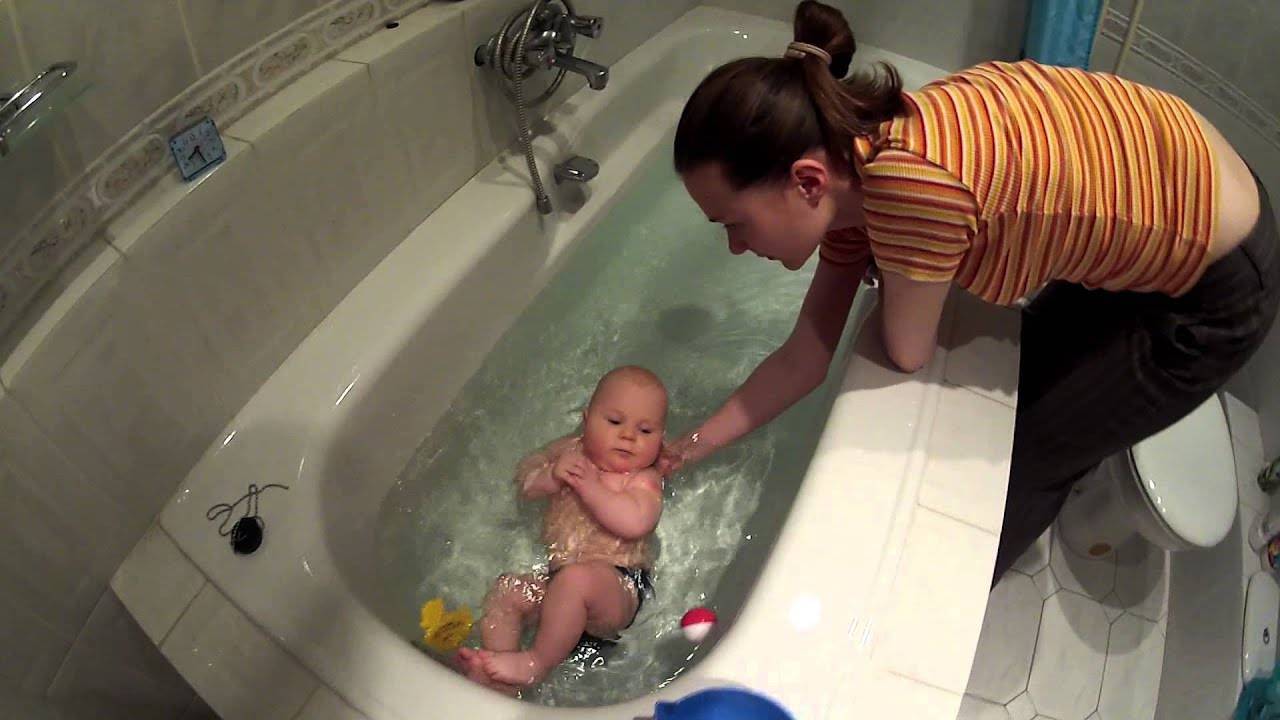 Можно ли купаться вместе с новорожденным? мнение врачей и мамочек