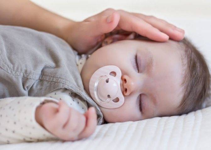 Как приучить новорожденного ребенка к соске в 1-3 месяца: можно и нужно ли давать пустышку малышу?