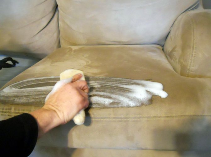 Как избавиться от запаха кошачьей или детской мочи на диване
