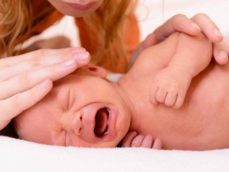 Колики в животе у грудничка: как распознать, причины, лечение, как помочь малышу при коликах?