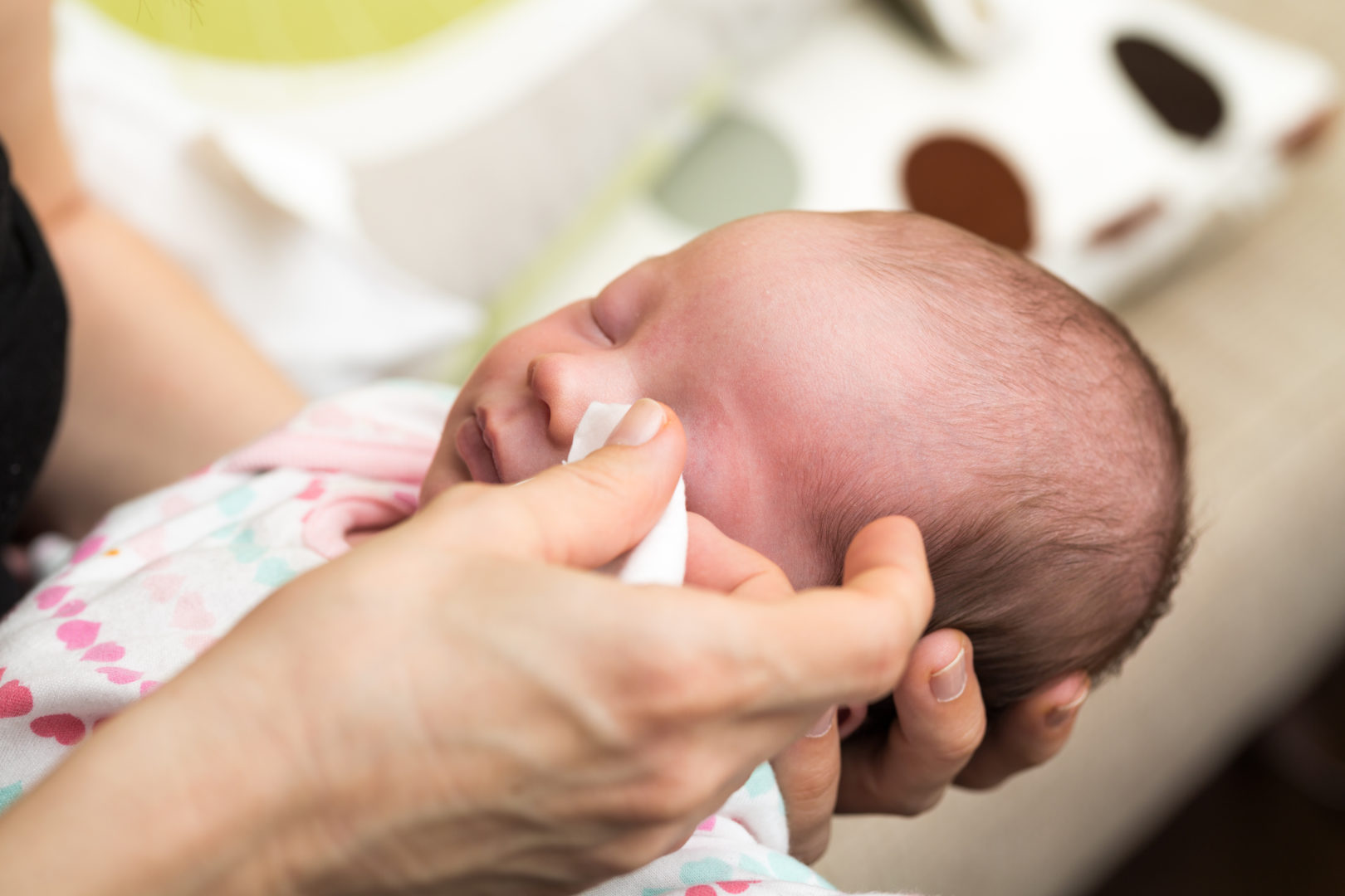 Умывание новорожденного ребенка: чем протирать и обрабатывать лицо утром
