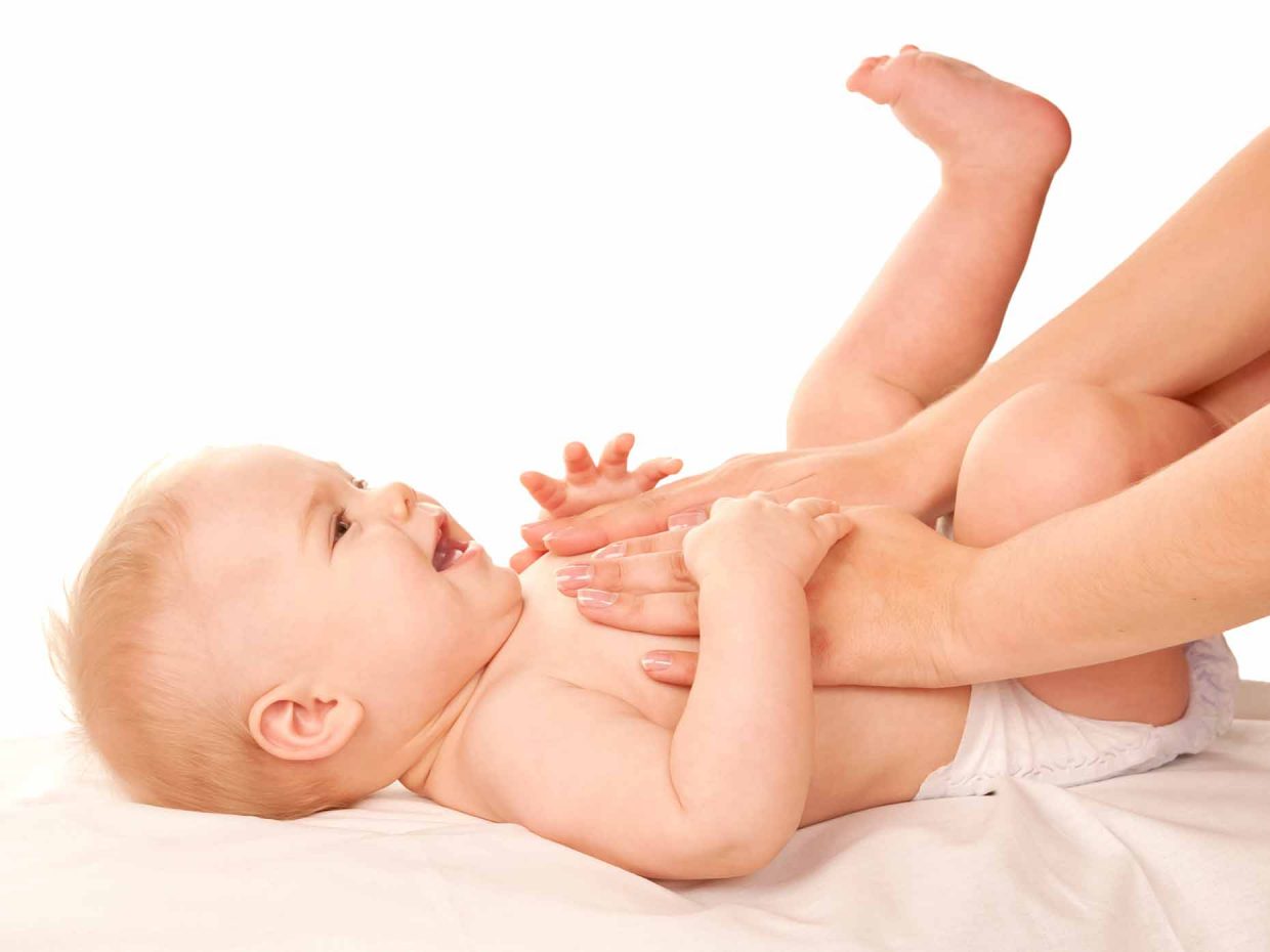 Как бороться с коликами у новорожденных - детские колики у младенцев