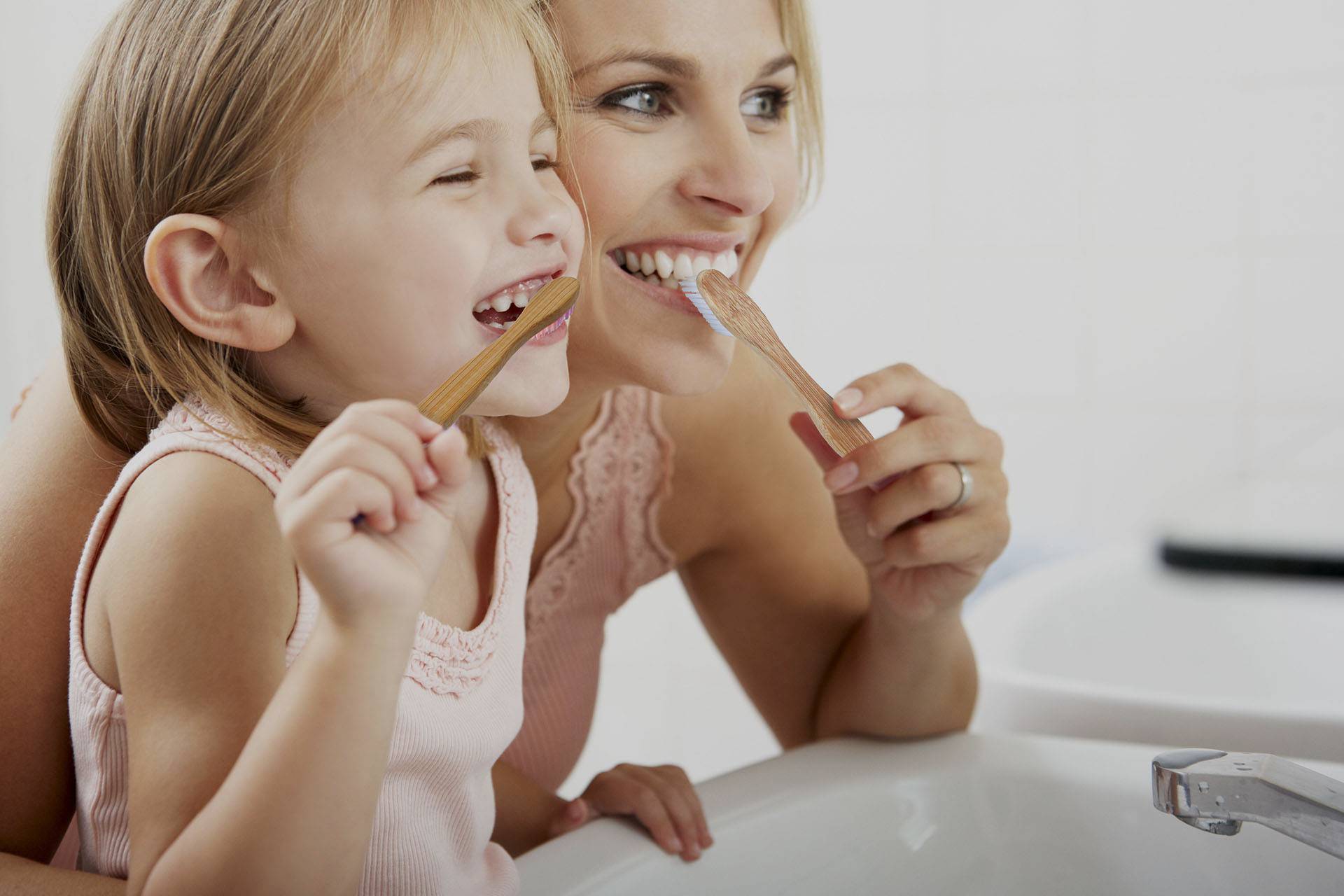 Когда начинать чистить зубки детям?