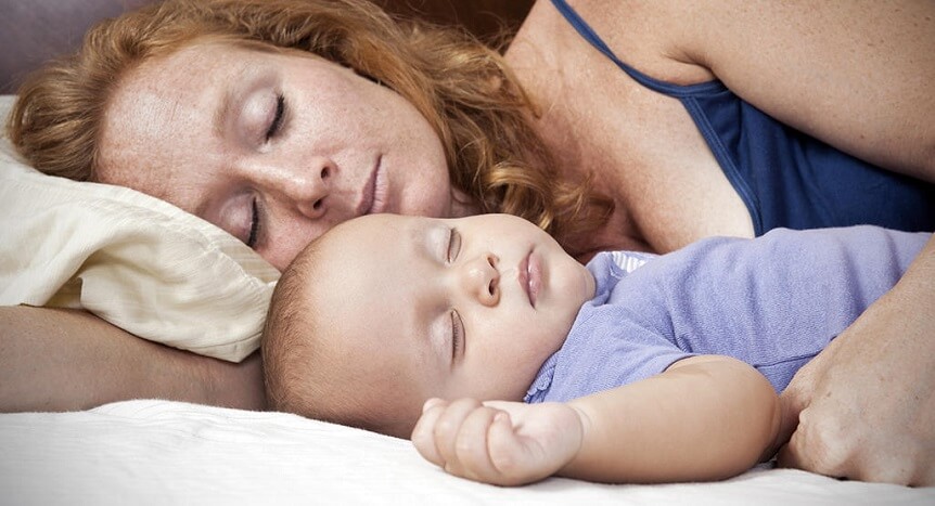 Грудной ребенок спит с мамой. Опасно или нет?