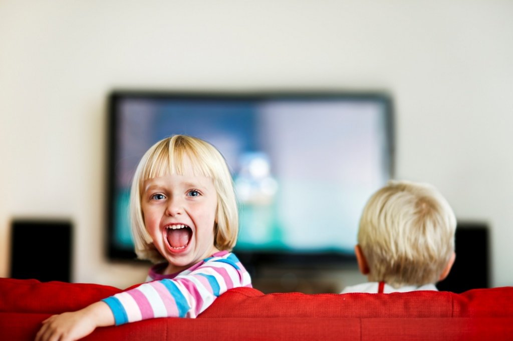 Ребенок и телевизор: что и с какого возраста можно смотреть по телевизору?