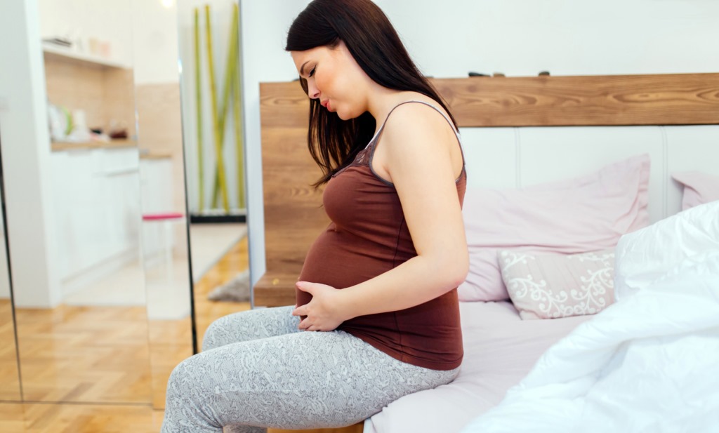 Как растет живот у беременной по месяцам. на каком сроке беременности появляется живот