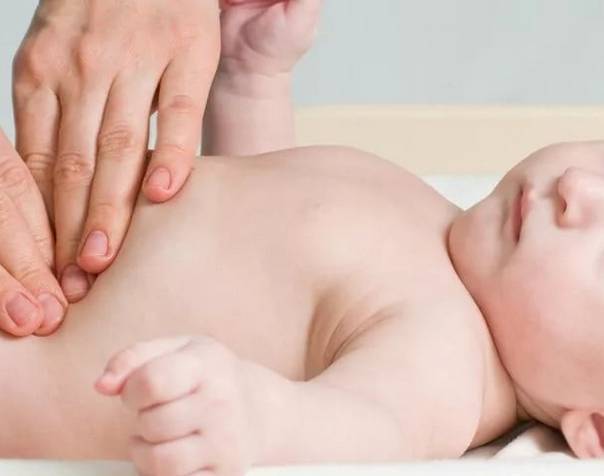Болит живот у новорожденного грудничка - что делать