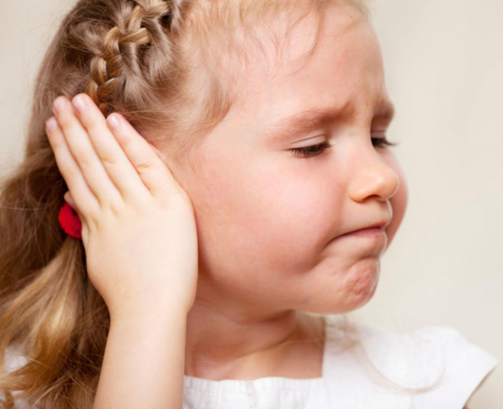 Ребенок чешет уши и голову: почему грудничок постоянно трет эти места? - wikidochelp.ru