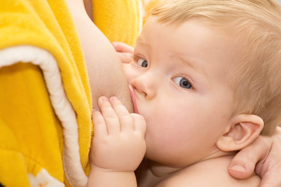 Как долго нужно кормить ребенка грудью − почему это так важно для маленького человечка?