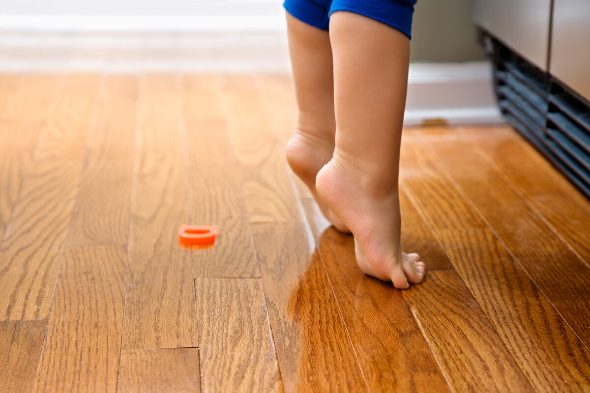 Почему ребенок ходит на носочках в 2-3 года и что делать: массаж, мнение доктора Комаровского